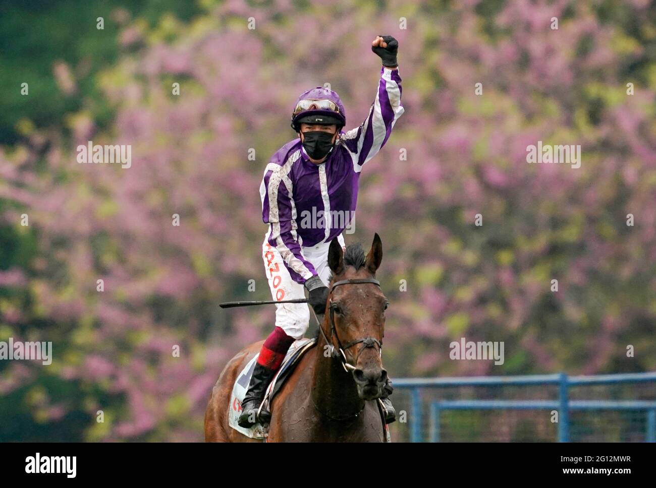 Frankie Dettori feiert beim Schneefall den Gewinn der Cazoo Oaks am ersten Tag des Cazoo Derby Festivals auf der Epsom Racecourse. Bilddatum: Freitag, 4. Juni 2021. Stockfoto