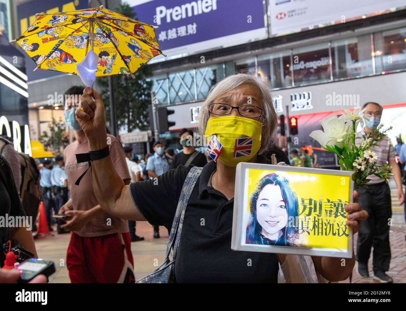 4. Juni 2021, Hongkong, China: Die prodemokratische Aktivistin Alexandra WONG Fung Yiu aus Hongkong, die liebevoll als Oma Wong bekannt ist, erinnert sich trotz des Verbots jeglicher Versammlungen durch die Regierung an den Tiananmen-Platz in Peking 1989 in Causeway Bay.nach dem neuen nationalen Sicherheitsgesetz, das der Regierung trotzt, wird sie willkürlich verhaftet. Sie trägt eine FDNOL-Protestmaske (fünf fordert nicht eine weniger), die mit Union Jacks bedeckt ist, während sie einen gelben Regenschirm trägt, der symbolisch für die Proteste steht, und ein beleuchtetes Schild hält, das an Agnes Chow erinnert, die studentische Protestführerin, die derzeit ja ist Stockfoto