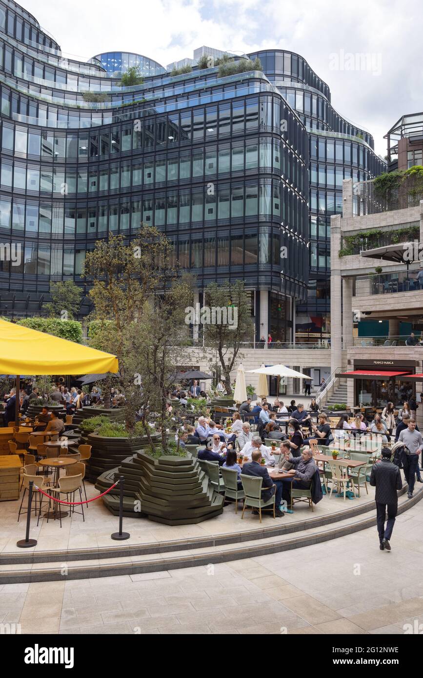 Lifestyle der Londoner City, Arbeiter essen und trinken am frühen Abend nach der Arbeit in Restaurants und Bars, Broadgate Circle London City Centre UK Stockfoto