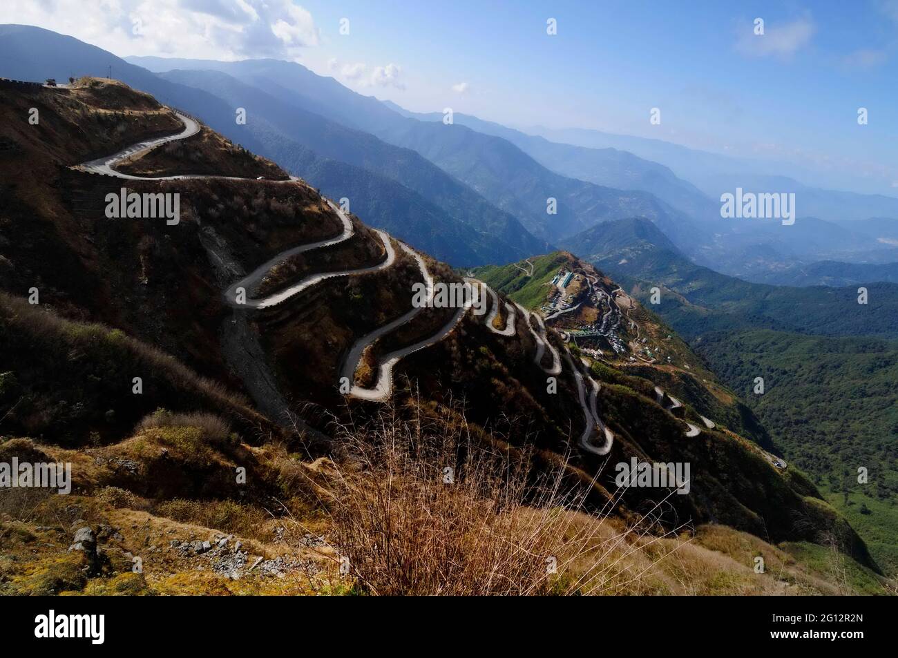 Kurvige Straßen auf der alten Seidenstraße, Seide Handelsroute zwischen China und Indien, Sikkim Stockfoto