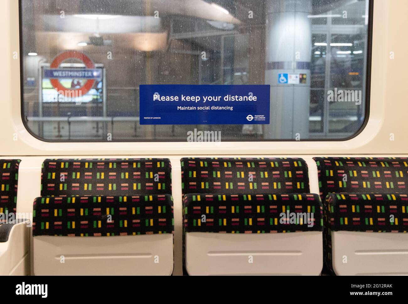 Social Distancing UK; ein Schild „Please keep your distance“ auf der londoner U-Bahn, aufgrund der COVID 19 Pandemie, The Tube, London UK Stockfoto