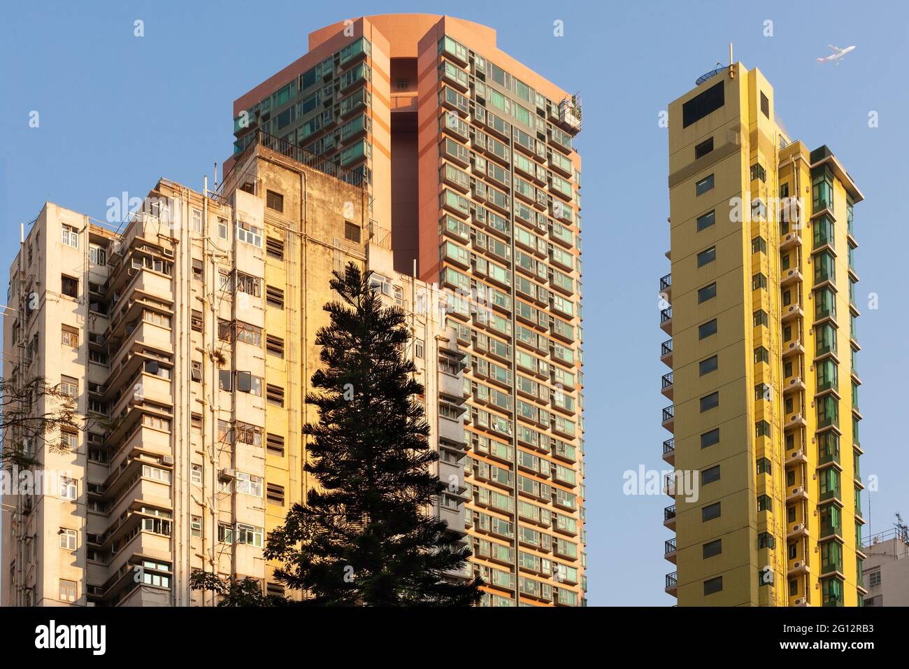 Skyline von hohen Wohnhochhäusern mit Apartments im Zentrum von Hongkong. Stockfoto