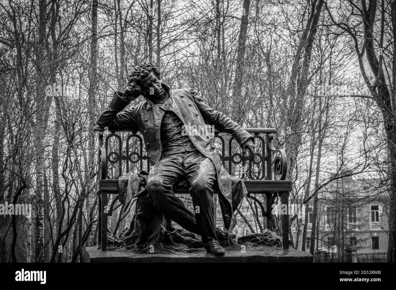 Bronzedenkmal Alexander Puschkin in der Stadt Puschkin (Zarskoje Selo), Russland. Der Dichter sitzt auf der Bank. Robert Bach, 1989. Schwarz und weiß Stockfoto