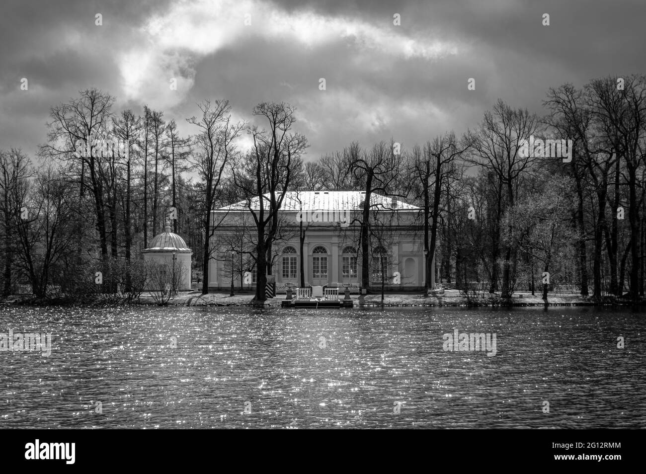Halle auf dem Pavillon der Insel bei stürmischem Wetter in der Stadt Puschkin (Zarskoje Selo), Russland. Schwarz und Weiß. Stockfoto