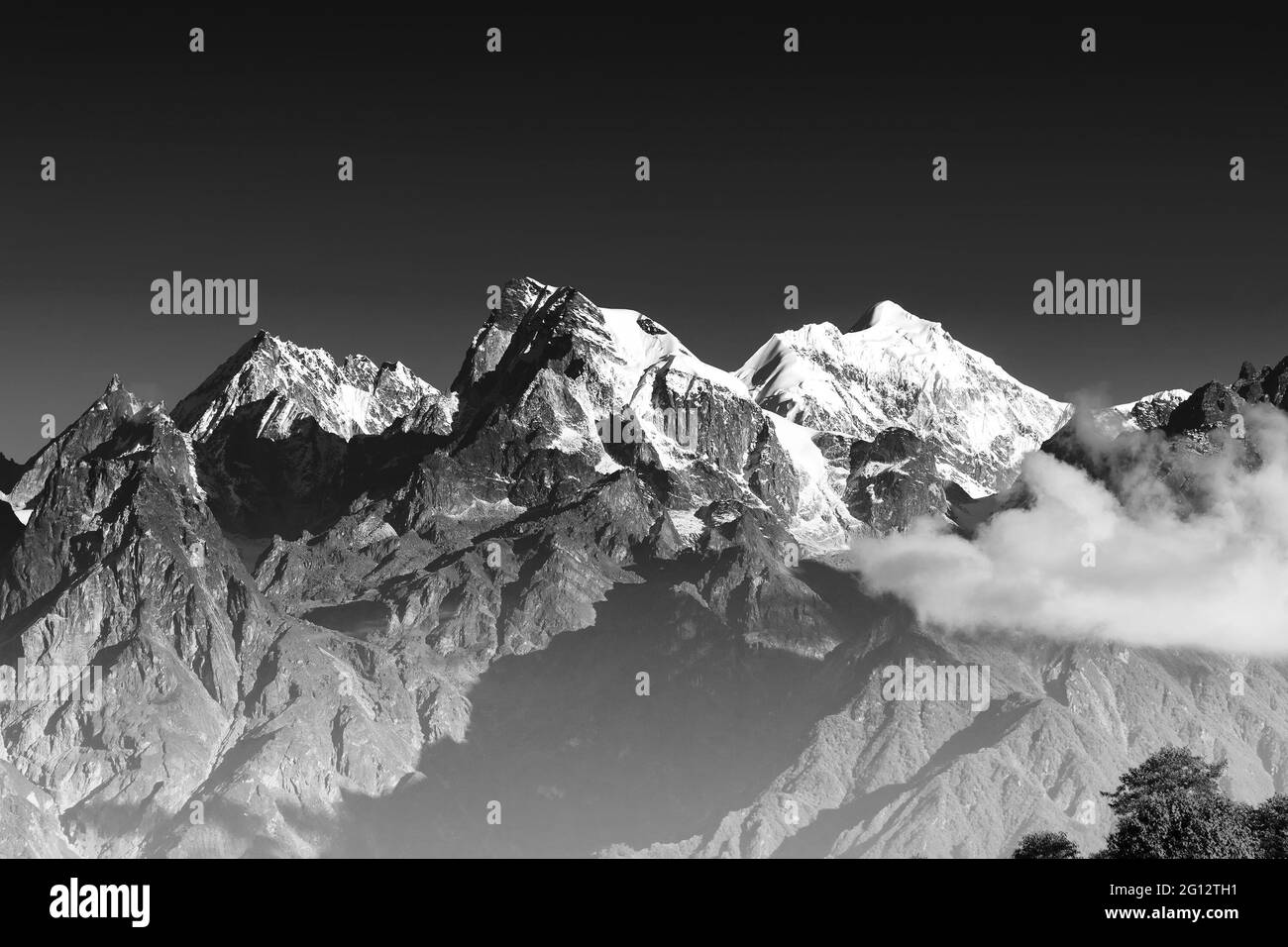 Von links - Mount South Kabru (24215 Fuß), Mount North Kabru und Mount Talung (24200 Fuß) - schöne Aussicht auf die großen Himalaya-Berge bei Ravongla, Stockfoto