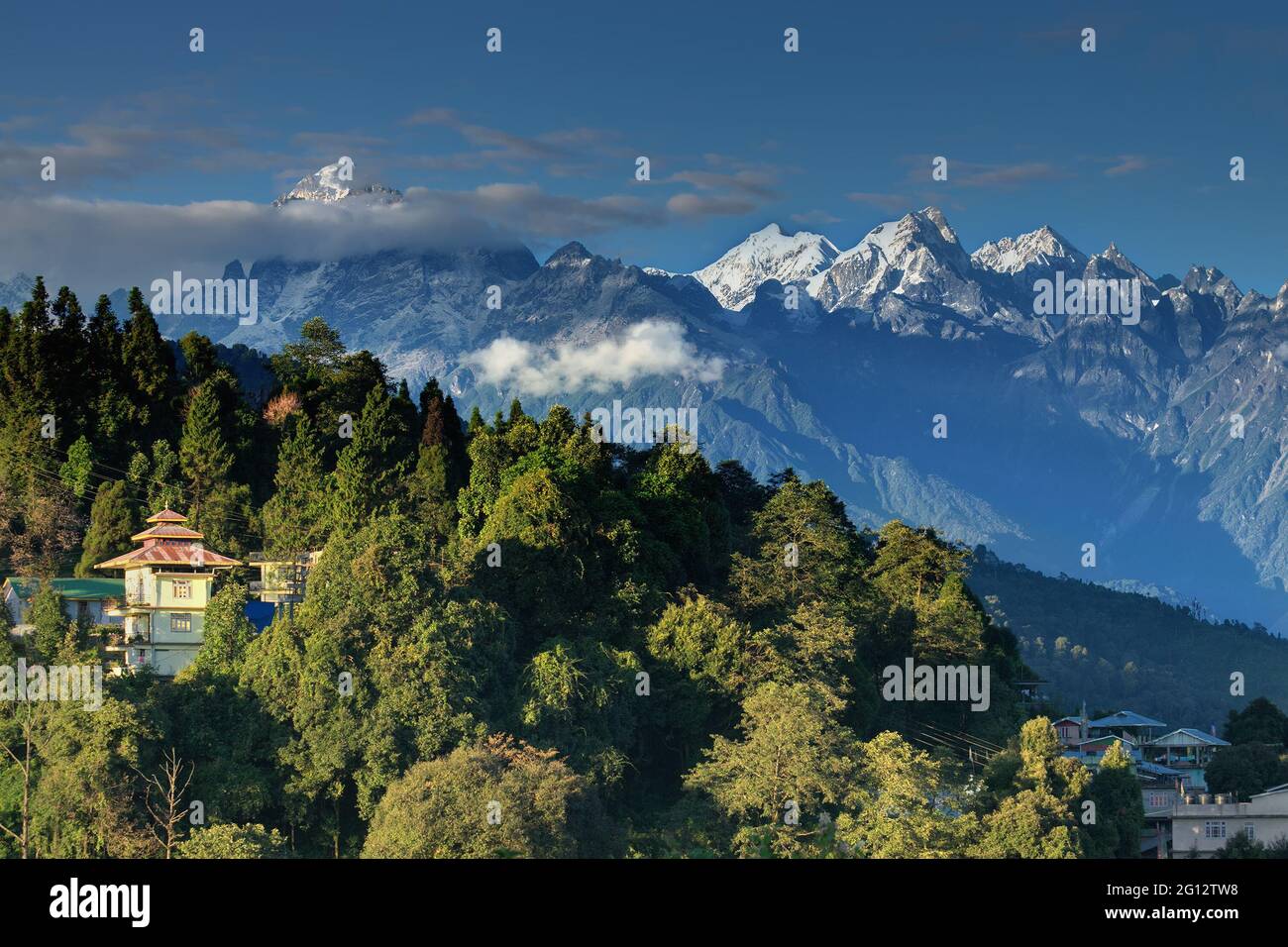 Schöne Aussicht auf die Himalaya-Berge bei Ravangla, Sikkim. Himalaya ist die große Bergkette in Asien mit mehr als 50 Gipfeln , meist höchsten. Stockfoto
