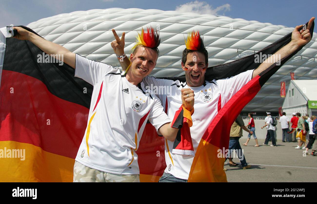 firo FuvÃ¼ball: 24.06.2006 Nationalmannschaft, WM 2006, WM 2006 Deutschland FIFA WM GER - SWE, Deutschland - Schweden, 2: 0 Deutschland Fans jubeln vor der WM Arena, Stadion von MvÂºnchen, Allianz Arena Copyright by firo sportphoto: Pfefferackerstr . 2aÂ¬Â † 45894 Gelsenkirchen www.firosportphoto.de mail@firosportphoto.de (Volksbank Bochum-Witten) BLZ .: 430 601 29 Kt. Nr .: 341 117 100 Tel: â¬Â † 0209 - 9304402 Fax: â¬Â † 0209 - 9304443 Stockfoto