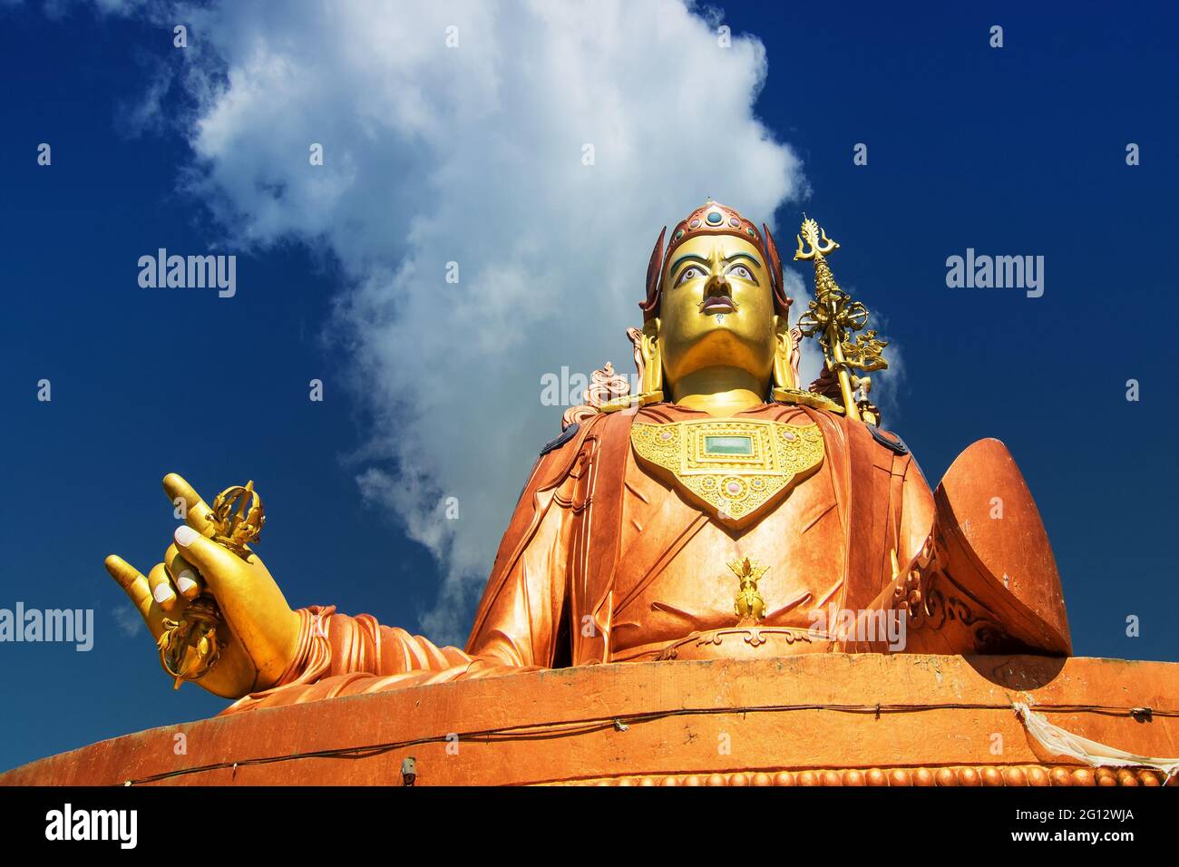 Samdruptse-Statue, eine riesige buddhistische Gedenkstatue in Sikkim, blau-wolkig im Hintergrund. Es ist ein vierer Touristenort in Sikkim. Stockfoto