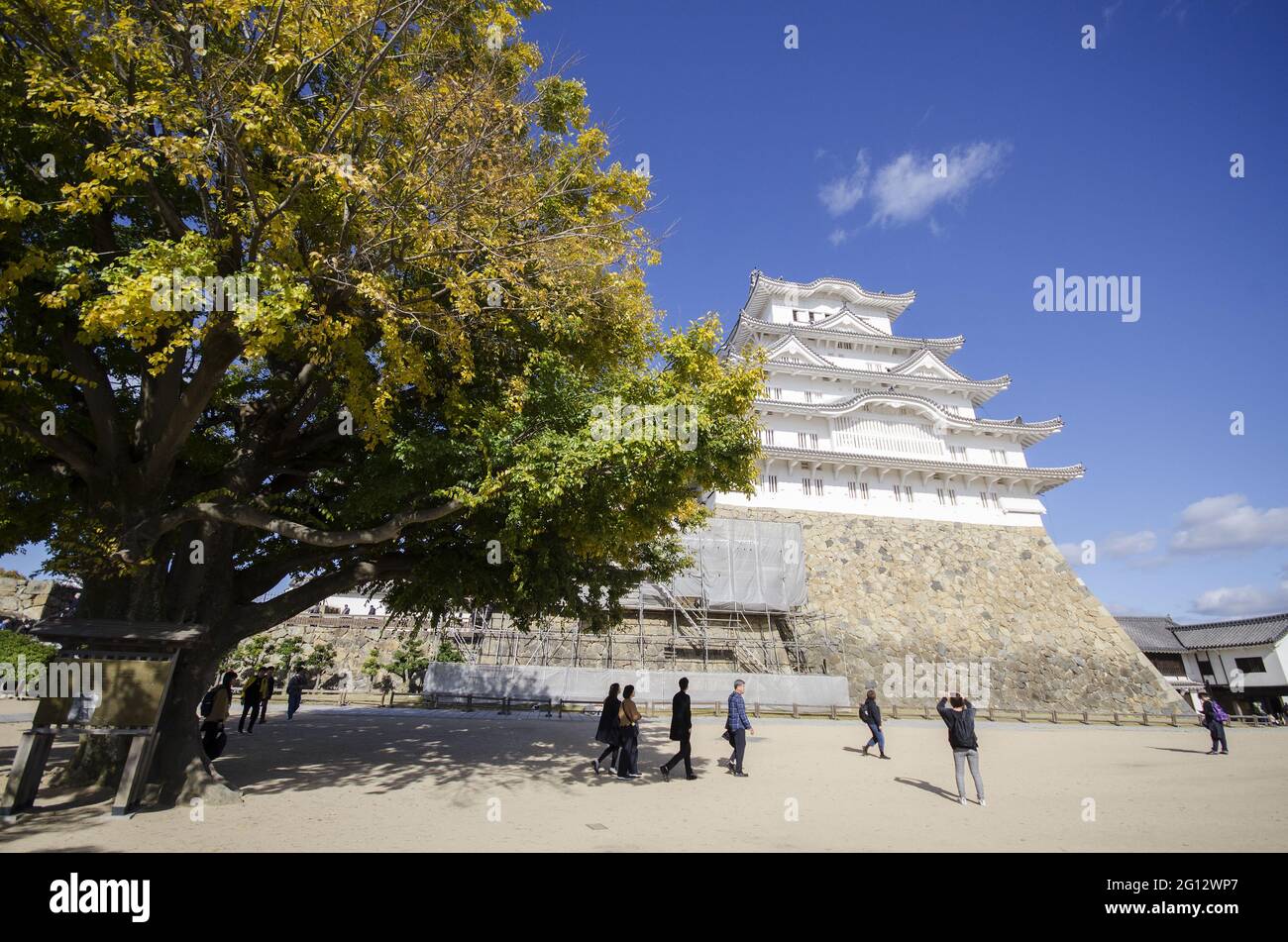 HIMEJI, JAPAN - 17. Dezember 2019: Himeji, Japan- 30. November 2019: Hauptgehege (Tenshukaku) der Burg Himeji nach Beendigung der Reparaturarbeiten 2015. Stockfoto