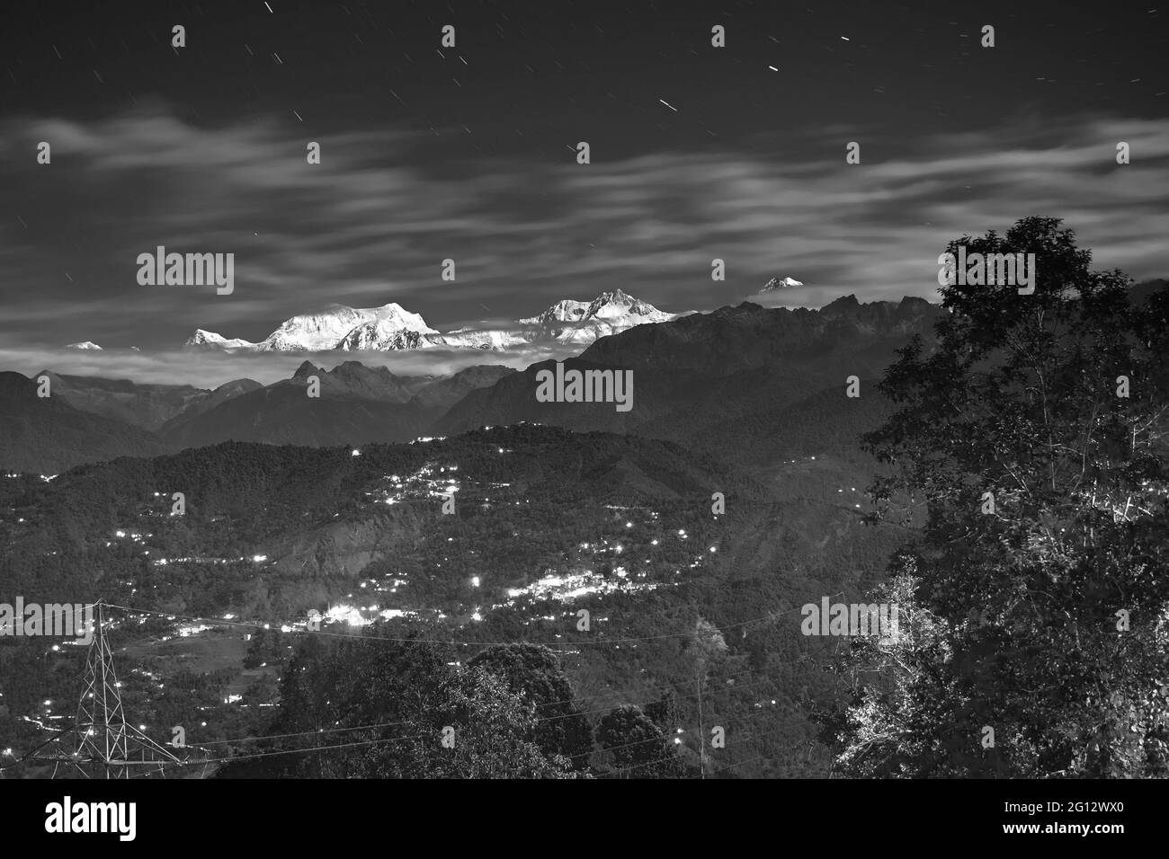 Schönes letztes Licht vom Sonnenuntergang auf dem Berg Kanchenjugha, Himalaya-Gebirge, Sikkim, Indien. Farbtönung auf den Bergen in der Dämmerung - schwarz und weiß Stockfoto