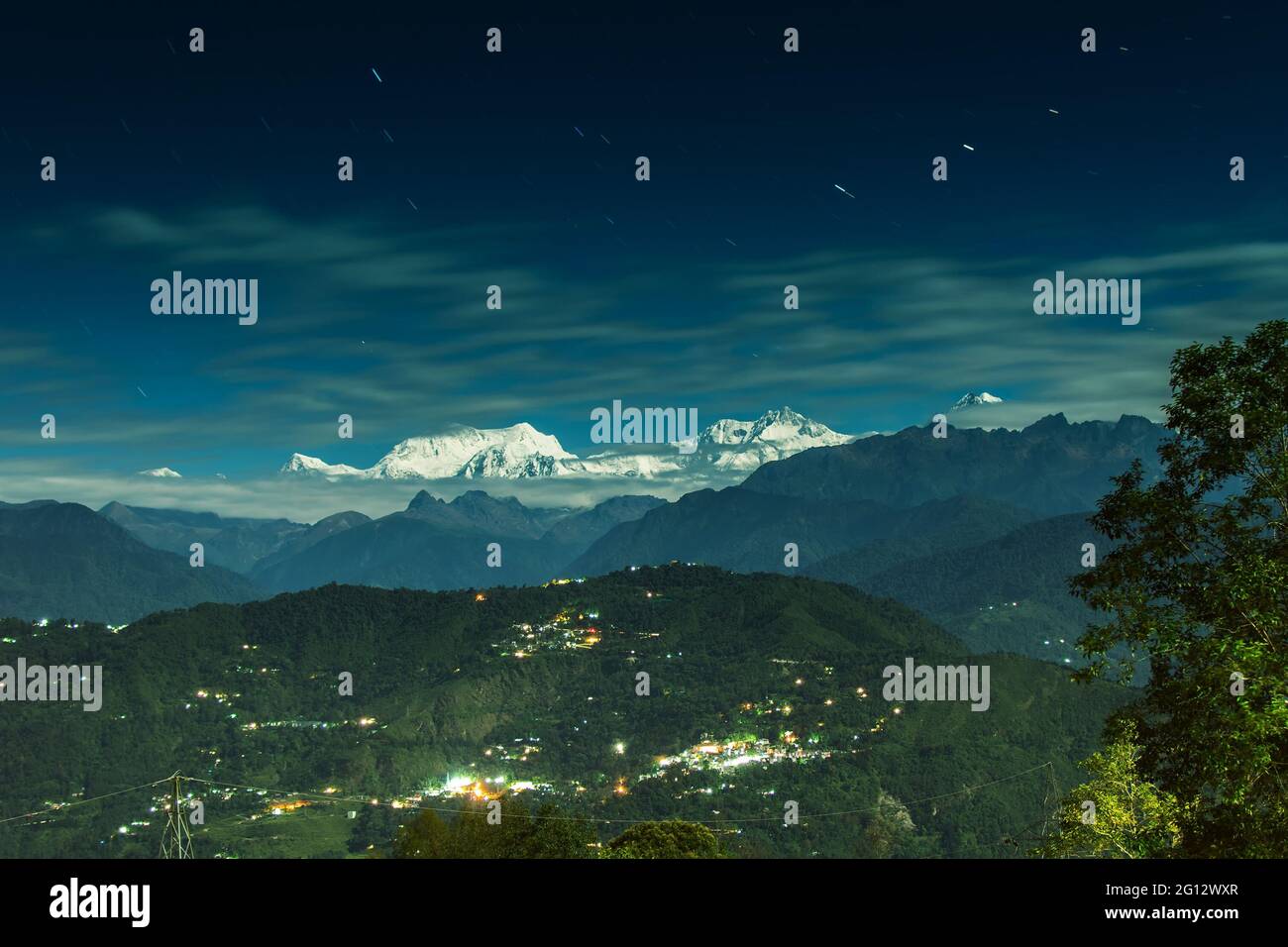 Wunderschöne Aussicht auf den mondbeleuchteten Kanchenjungha Mountain Range des großen Himalaya, aufgenommen in einer Vollmondnacht. Rinchenpong, Sikkim, Indien Stockfoto