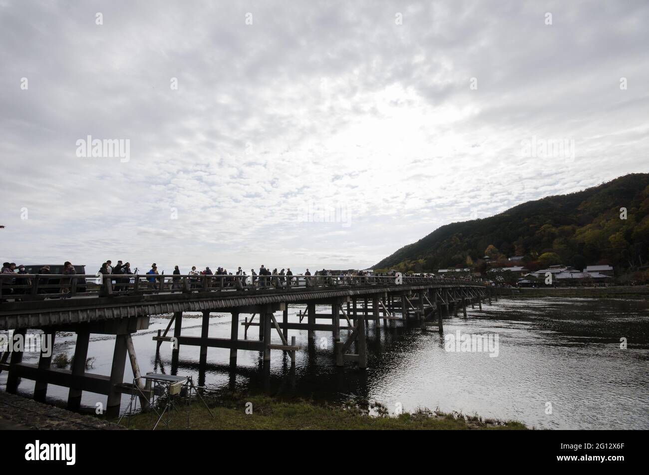 KYOTO, JAPAN - Dec 11, 2019: Kyoto, Japan-26 Nov, 2019: Togetsu-kyo Brücke über Katsuragawa Fluss mit buntem Waldberg Hintergrund in Arashiy Stockfoto