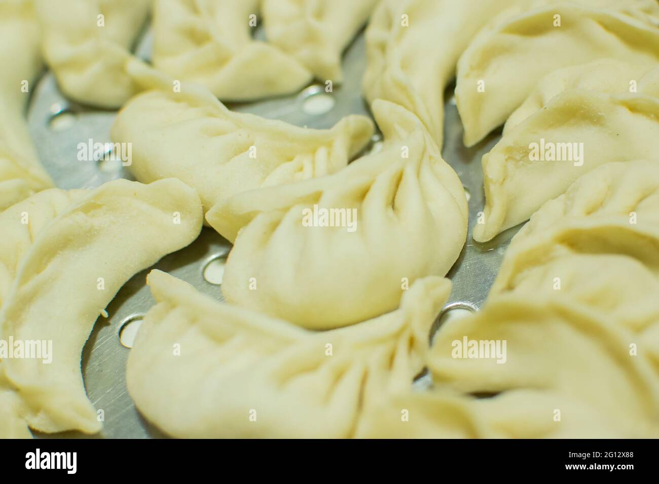 Momo , Typ südasiatischer Knödel; heimisch in Tibet, Nepal, Bhutan und Sikkim. Es ist ähnlich wie chinesische Baozi und Jiaozi, mongolische Buuz, japanische gy Stockfoto