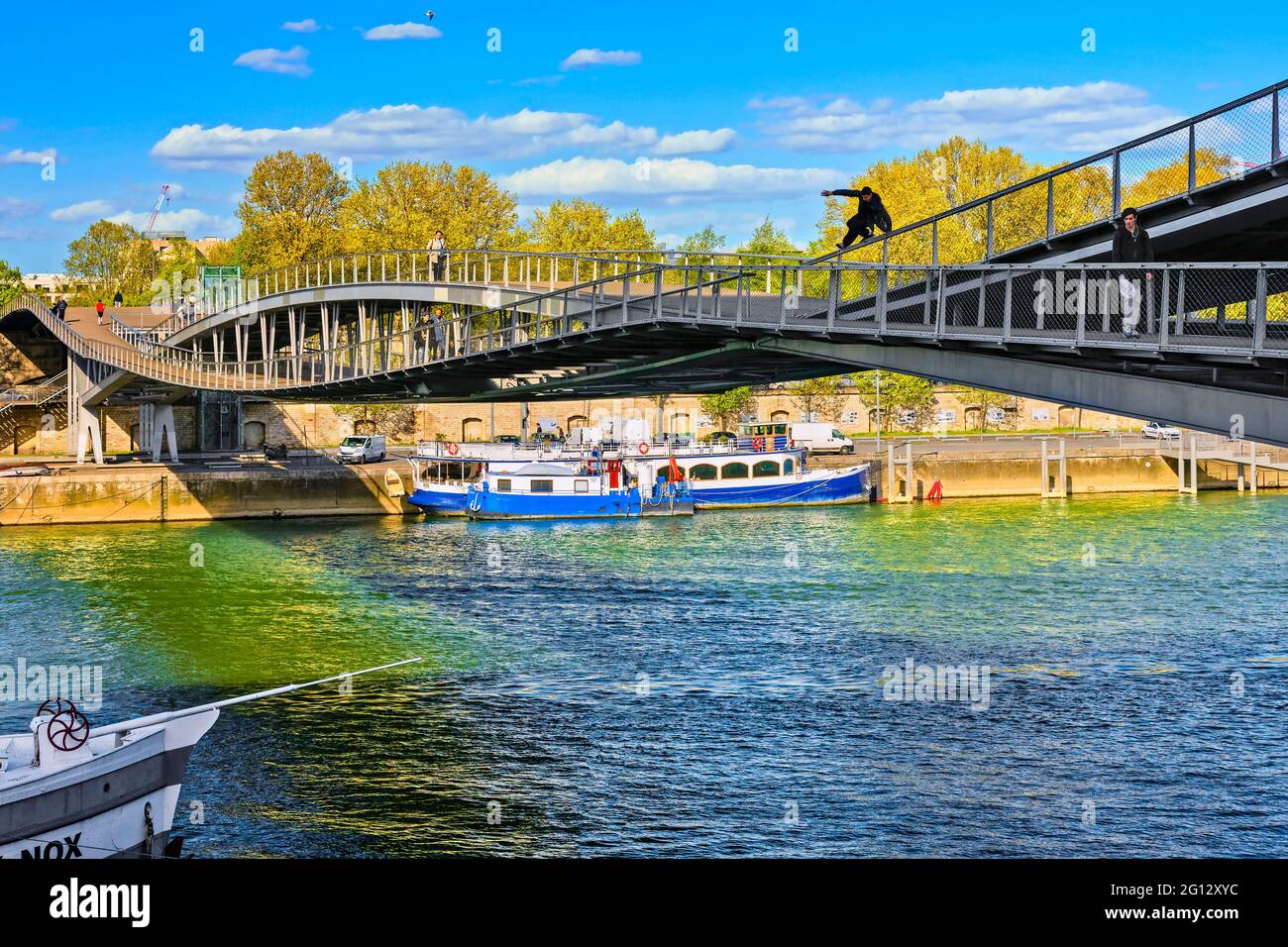 FRANKREICH. PARIS (75). OPTISCHER EFFEKT, DER AUSSIEHT, ALS WÜRDE EIN MANN VOM SIMONE-DE-BEAUVOIR-GEHWEG SPRINGEN Stockfoto