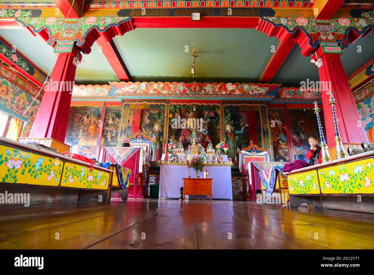 Rinchenpong, Sikkim, Indien - 17.. Oktober 2016 : religiöse Statuen des Buddhismus, die auf Holzboden im Rinchenpong Kloster reflektiert werden, mit schönen Wandmalereien. Stockfoto