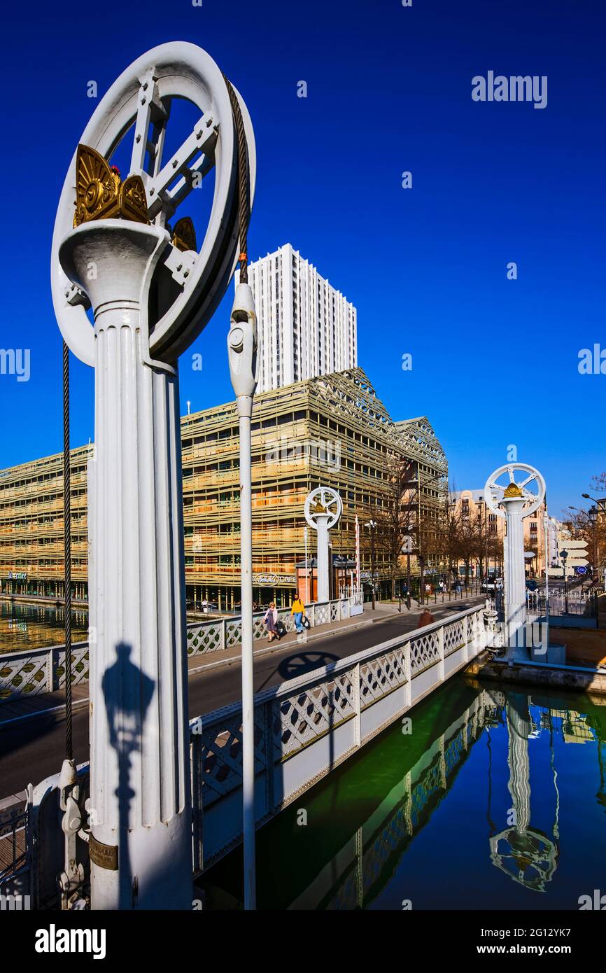 FRANKREICH. PARIS (75). PANTIN-VIERTEL. LES MAGASINS GENERAUX, EHEMALIGES INDUSTRIEGELÄNDE, JETZT RESTAURIERT, AM UFER DES CANAL DE L'OURCQ, MIT EINEM HOLIDAY INN Stockfoto