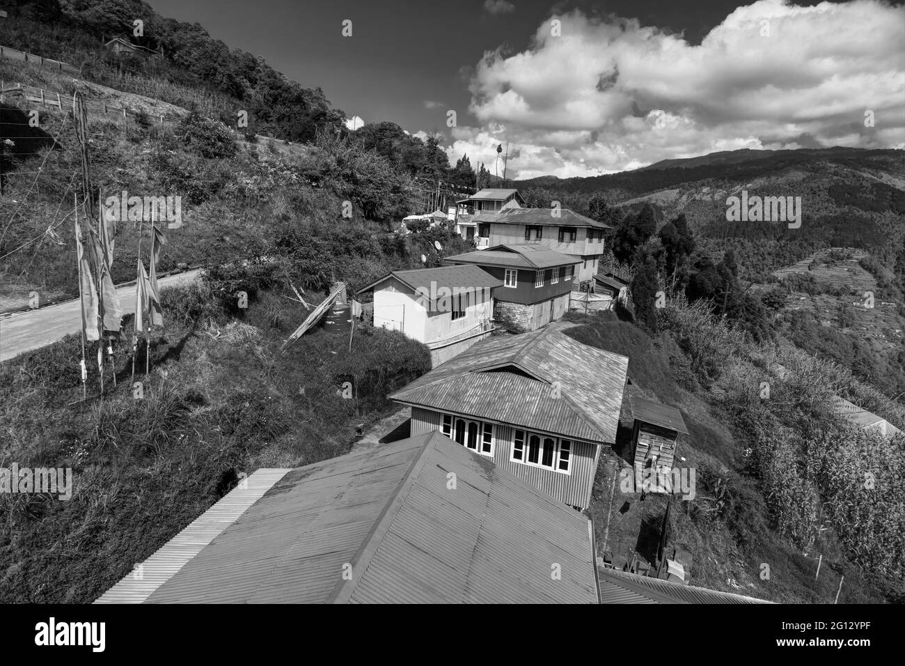 Okhrey Village, Himalaya-Gebirge im Hintergrund. Okhrey ist ein abgelegenes Dorf mit atemberaubender landschaftlicher aussicht auf den weltberühmten Himalaya Stockfoto