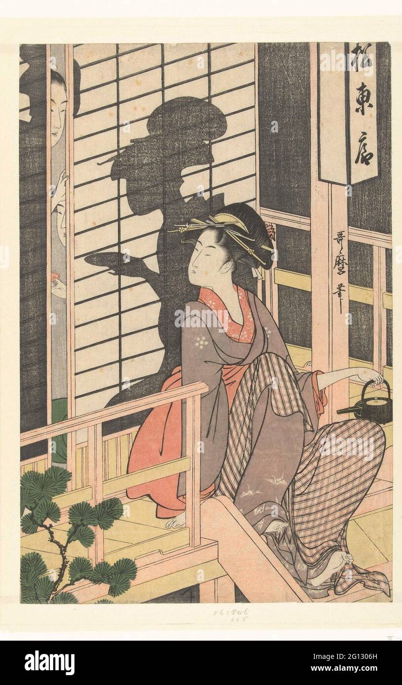 Kellnerin des Matsu Higashiya Teehauses. Kellnerin mit Sake-Wasserkocher in der linken Hand, sitzt auf der Veranda des Teehauses, juckend zur Schiebetür, wo zwei Frauen und ihr Schatten sichtbar sind. Stockfoto