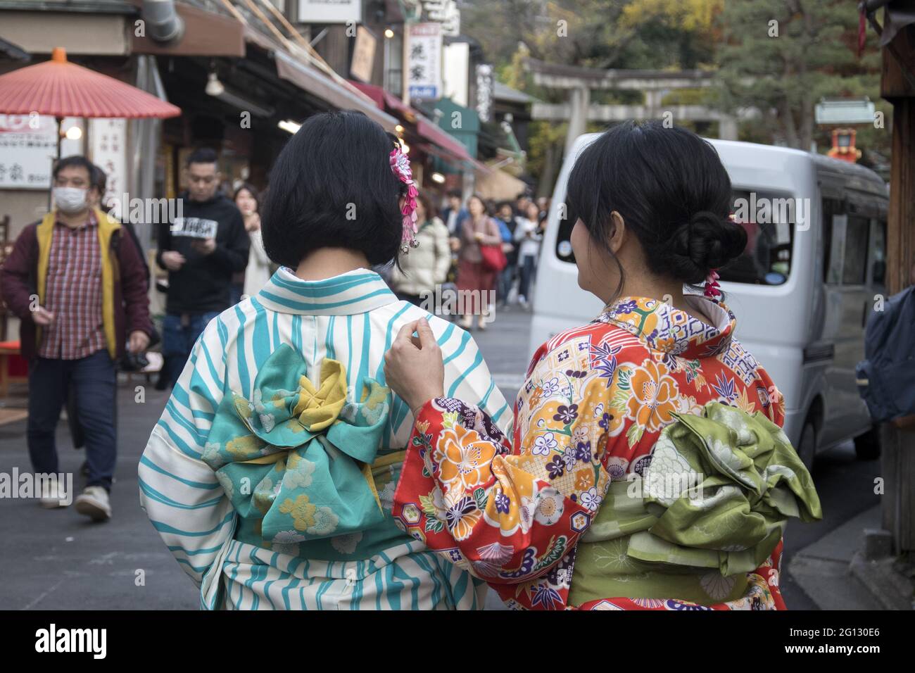 KYO, JAPAN - 13. Dez 2019: Kyoto, Japan - 25. Nov 2019: Touristen mit japanischem Kimono wandern in Richtung Fushimi Inari in Kyoto. Stockfoto