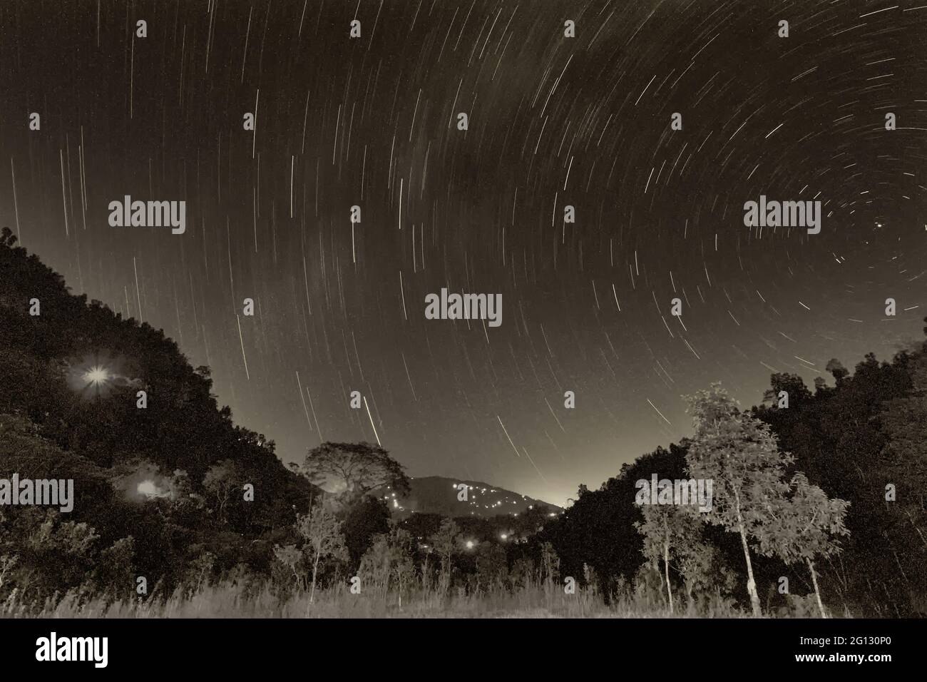 Schönes Bild von Sternspuren am Nachthimmel, aufgenommen in Sikkim, Indien Stockfoto