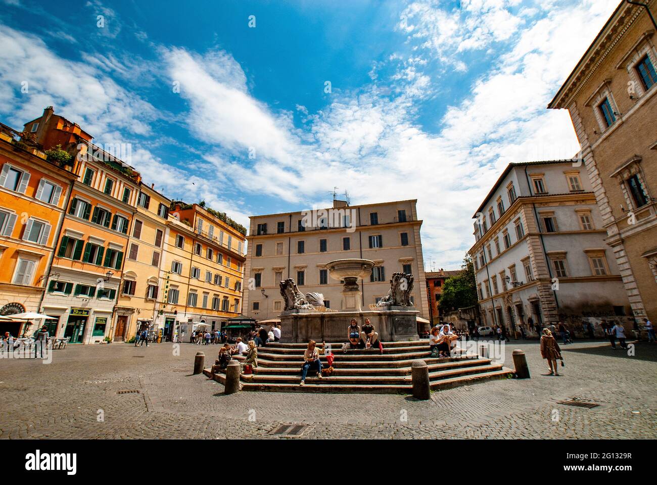 Brunnen in Piazza Santa Maria in Trastevere, Kirche Santa Maria in Trastevere, Trastevere, Rom, Latium, Italien. Stockfoto