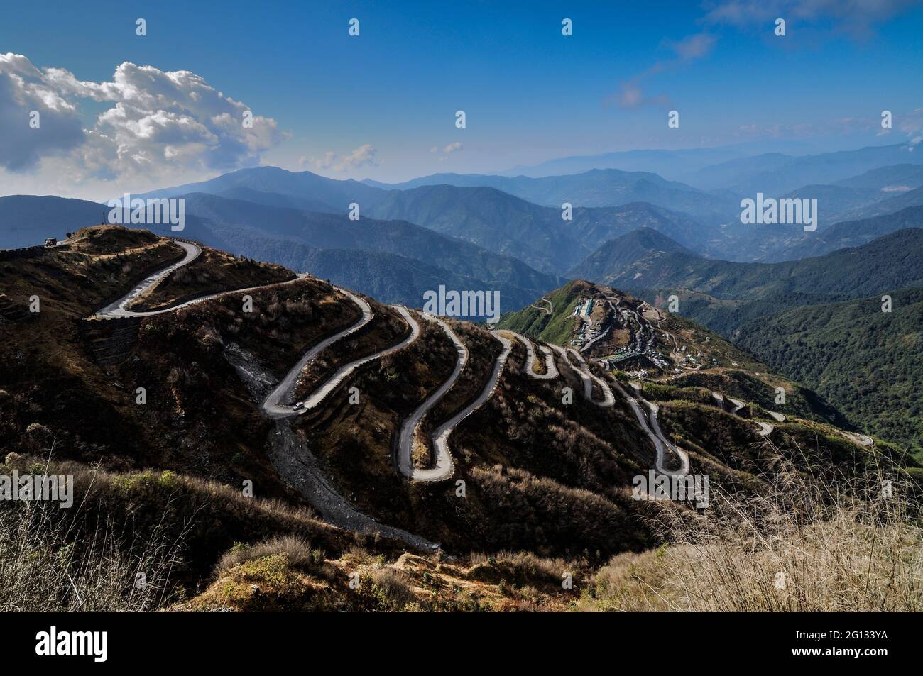 Schöne kurvige Straßen auf der alten Seidenstraße, Seidenhandelsroute zwischen China und der indischen Grenze, Sikkim, Indien. Teil des OBOR-Projekts von China für den Handel. Stockfoto