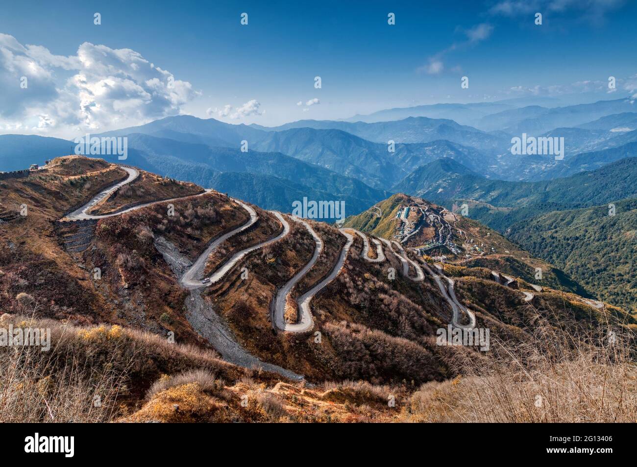 Schöne kurvige Straßen auf der alten Seidenstraße, Seidenhandelsroute zwischen China und der indischen Grenze, Sikkim, Indien. Teil des OBOR-Projekts von China für den Handel. Stockfoto