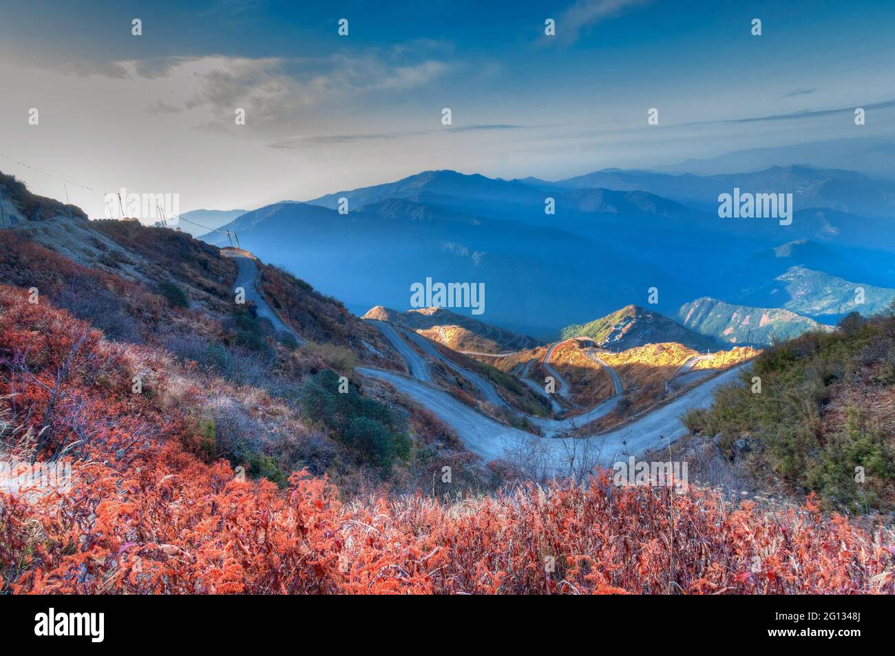 Schöne kurvige Straßen auf der alten Seidenstraße, Seidenhandelsroute zwischen China und der indischen Grenze, Sikkim, Indien. Teil des OBOR-Projekts von China für den Handel. Stockfoto