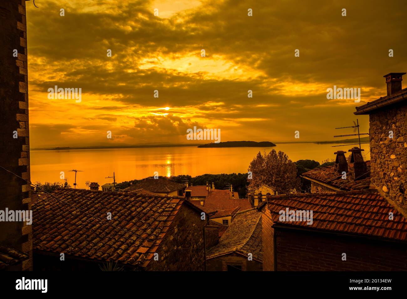 Goldenes Abendlicht über dem Trasimeno-See, der Isola Maggiore (Großinsel) und der Isola Minore (kleine Insel) in Umbrien, von der Passignano-Panoramaterrasse Stockfoto
