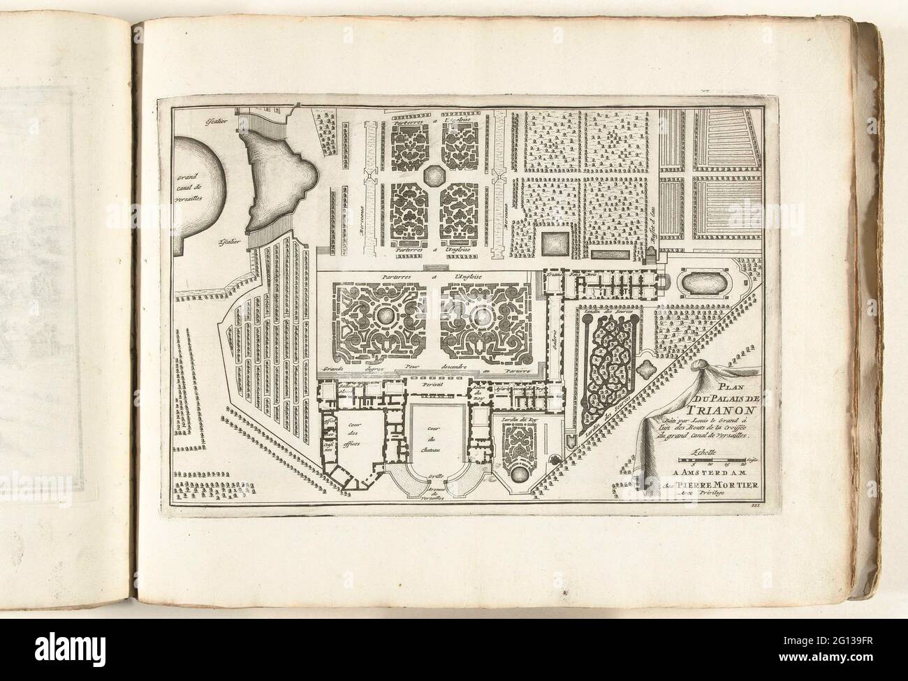 Karte des Großen Trianon mit Gärten, ca. 1702; Plan du Palais de Trianon; Les Forces de l'Europe, Asie, Afrique et Amerique, Ou Beschreibung des Principales Villes Avec Leurs Befestigungsanlagen. Dessignées PAR LES MEILLEURS Ingenieure, private Party Celles Qui sont Sous La Domination de la France (...) Et Ornées the plusieurs Superbes Edifes. Karte des Schlosses die Grote Trianon mit den dazugehörigen Gärten, die sich in den Gärten des Schlosses von Versailles befinden. Tafel Nr. 221 im Bild im Kontext von insgesamt 276 nummerierten Tafeln namhafter starker Städte und Festungen im Kontext der Sp Stockfoto