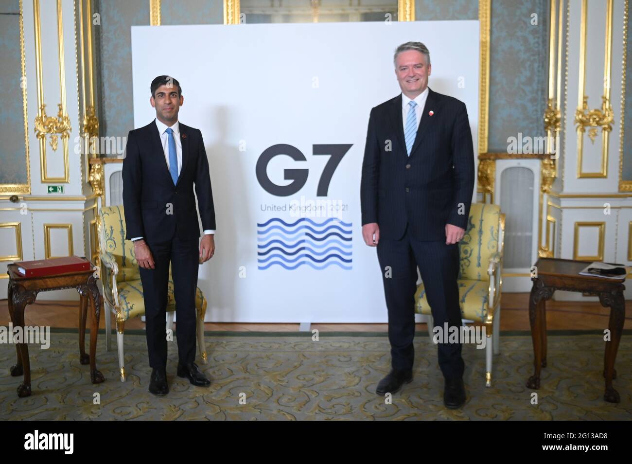 Finanzminister Rishi Sunak und Mathias Cormann, Generalsekretär der Organisation für wirtschaftliche Zusammenarbeit und Entwicklung (OECD), treffen sich während ihres Treffens im Lancaster House in London vor dem G7-Gipfel. Bilddatum: Freitag, 4. Juni 2021. Stockfoto