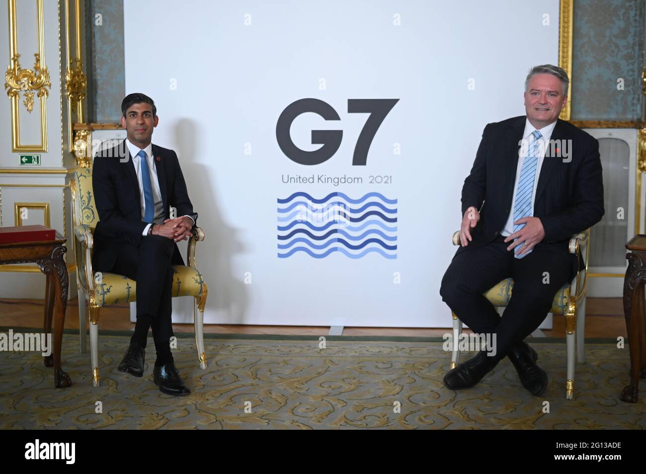 Finanzminister Rishi Sunak und Mathias Cormann, Generalsekretär der Organisation für wirtschaftliche Zusammenarbeit und Entwicklung (OECD), treffen sich während ihres Treffens im Lancaster House in London vor dem G7-Gipfel. Bilddatum: Freitag, 4. Juni 2021. Stockfoto