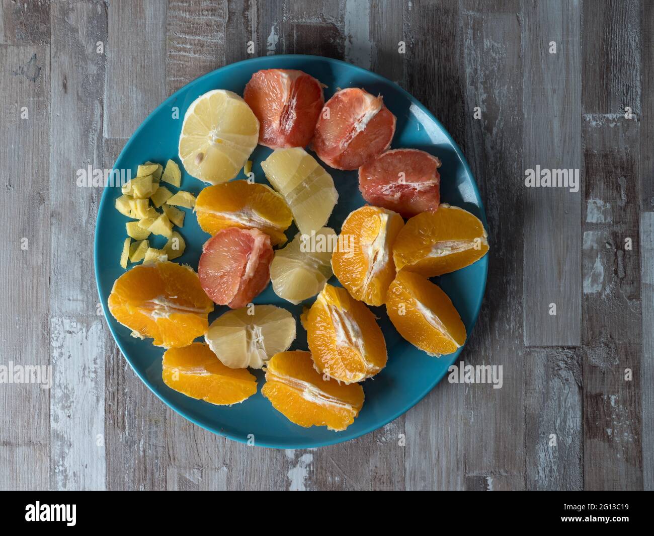 Zitrusfrüchte mit einer Gruppe von Orangen, Zitronen, Limetten, Mandarinen und Grapefruits als Symbol für eine gesunde Ernährung und Stärkung des Immunsystems Stockfoto