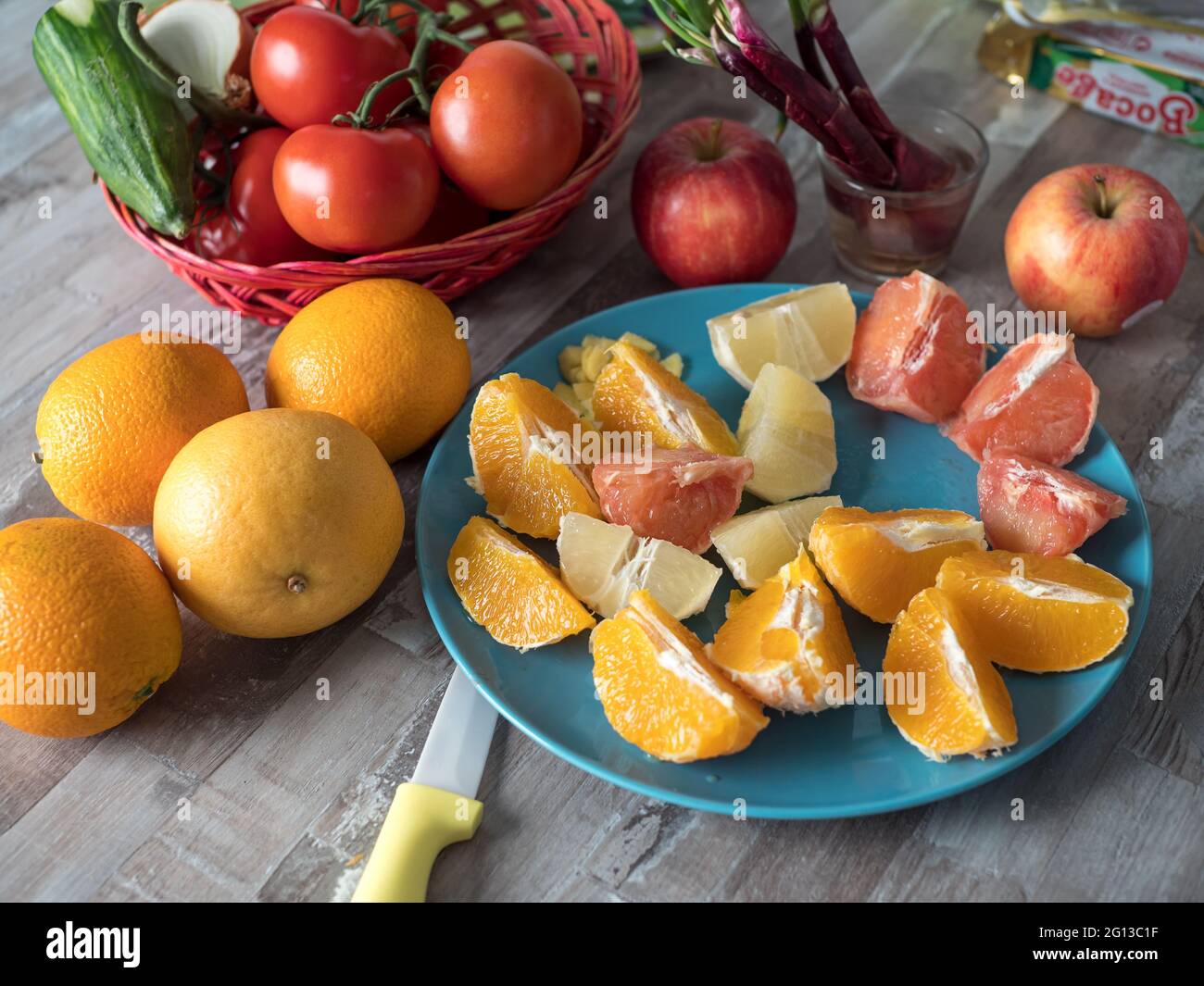 Fruchtiger Hintergrund mit einer Gruppe von Orangen, Zitronen, Limetten, Mandarine und Grapefruit, Tomaten, apfel als Symbol für gesunde Ernährung und Stärkung des i Stockfoto