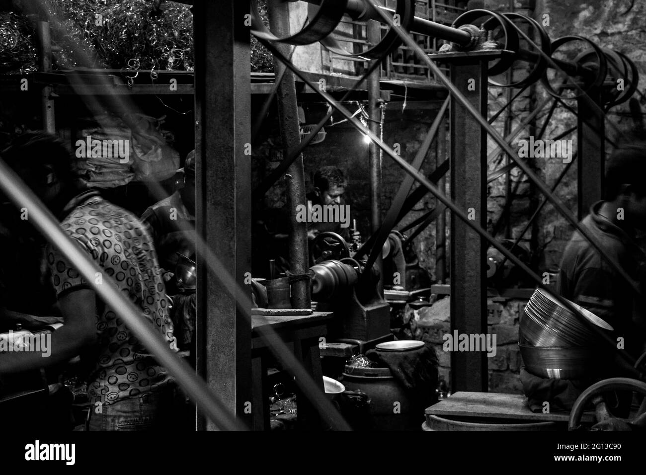 Arbeitsbewegung von Menschen in einer Aluminiumfabrik, Dieses Bild wurde am 13. Februar 2019 aus Dhaka, Bangladesch, Südasien aufgenommen Stockfoto