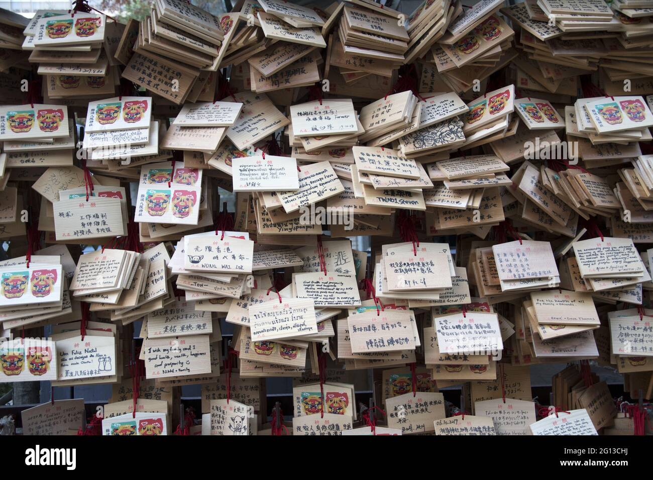 OSAKA, JAPAN - Dec 10, 2019: Osaka, Japan- 03 Dec, 2019: Hölzerne Gebetskarte, die aus Holz hergestellt wurde, um etwas aufzuschreiben, das man in Namba Y braucht Stockfoto