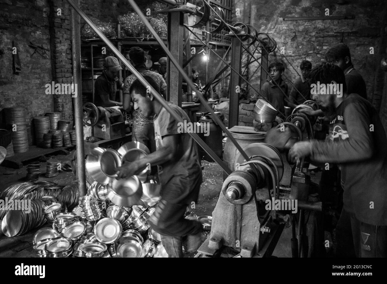 Die hart arbeitende Bewegung von Menschen in einer Aluminiumfabrik, Dieses Bild wurde am 13. Februar 2019 aus Dhaka, Bangladesch, Südasien aufgenommen Stockfoto