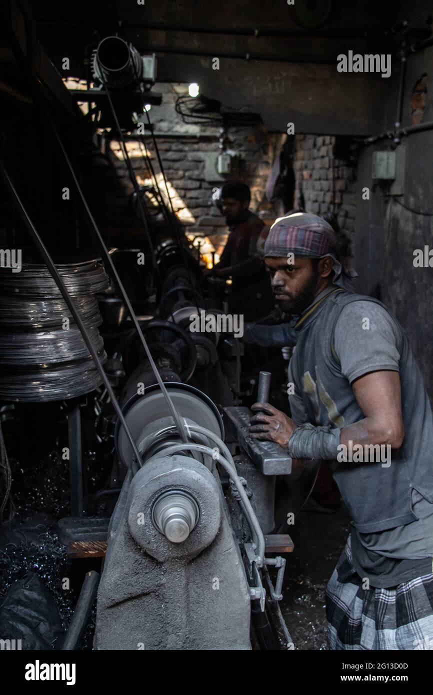 Die hart arbeitende Bewegung von Menschen in einer Aluminiumfabrik, Dieses Bild wurde am 13. Februar 2019 aus Dhaka, Bangladesch, Süd-Aisa aufgenommen Stockfoto