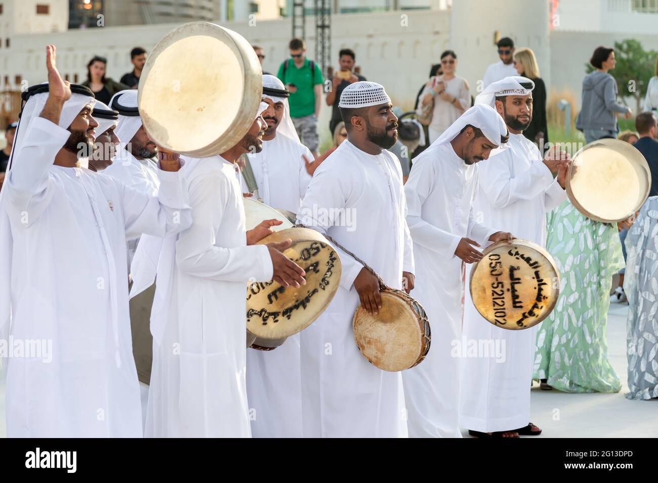 ABU DHABI, VAE - 14. DEZEMBER 2019: Traditioneller Tanz des Emiratiers Al Ayalah beim Al Hosn Festival Stockfoto