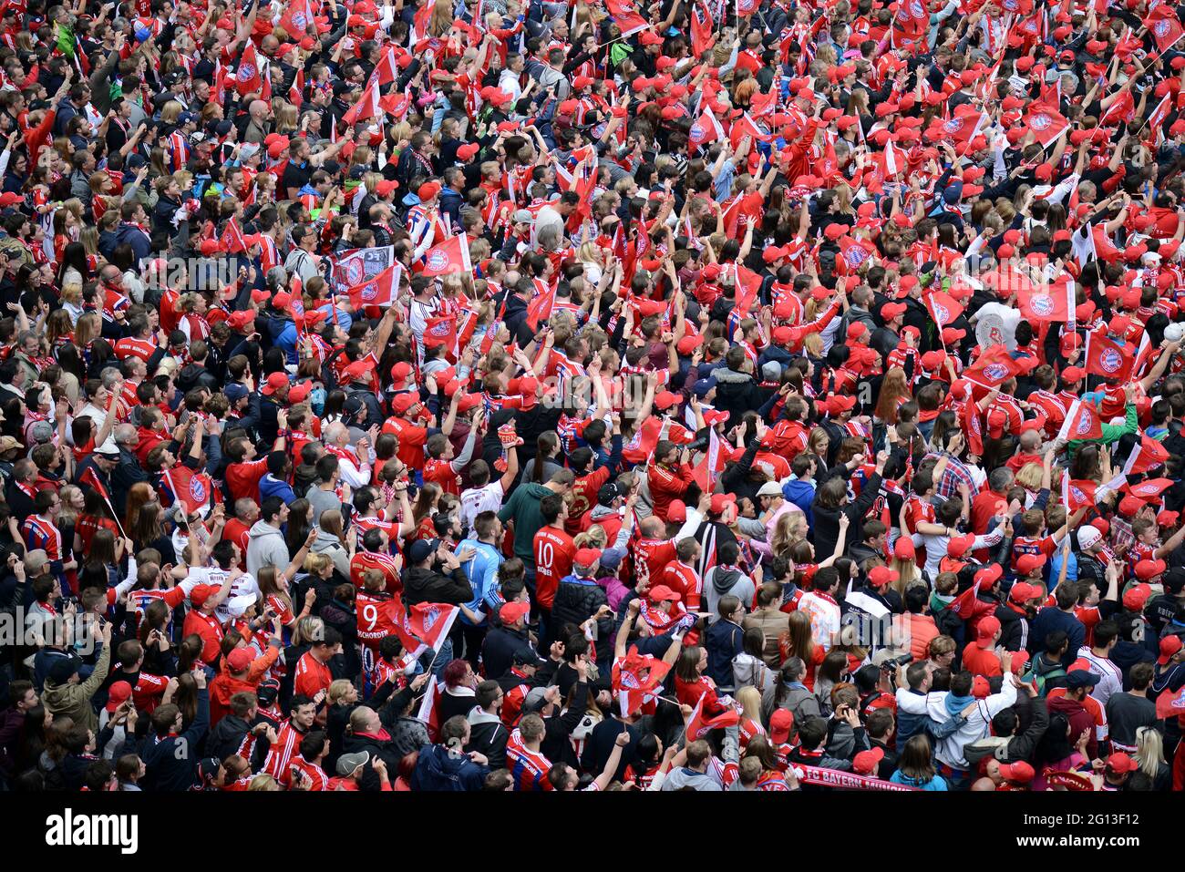 Fans des FC Bayern München feiern am 24. Mai 2015 den 25. Sieg der Deutschen Fußball-Meisterschaft auf dem Marienplatz in München Stockfoto
