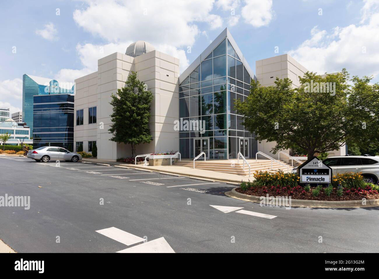 WINSTON-SALEM, NC, USA-1. JUNI 2021: Das Gebäude der Meridian Realty Group wurde im Mai 2021 an Dennis Wilson, einen Kardiologen aus Salisbury, NC, verkauft. Stockfoto