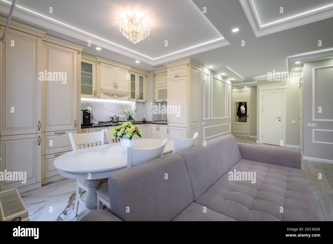 Moderne große luxuriöse Küche und Esszimmer im Studio-Apartment Stockfoto