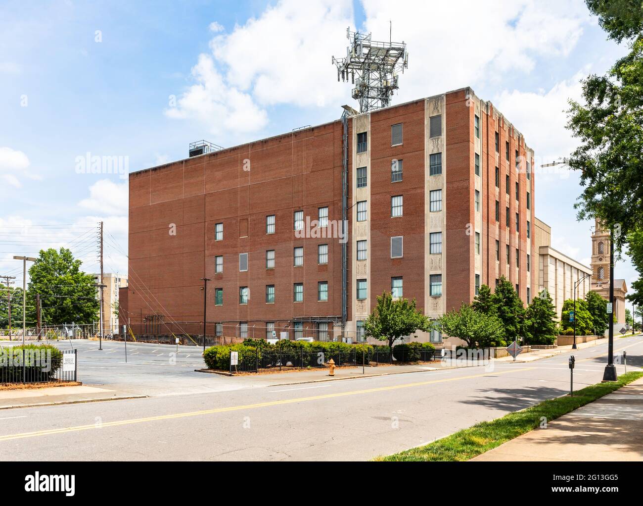 WINSTON-SALEM, NC, USA-1. JUNI 2021: Schräge Frontansicht des 6-stöckigen AT&T-Gebäudes in der 5th Street, mit mehreren Antennen auf dem Dach. Stockfoto