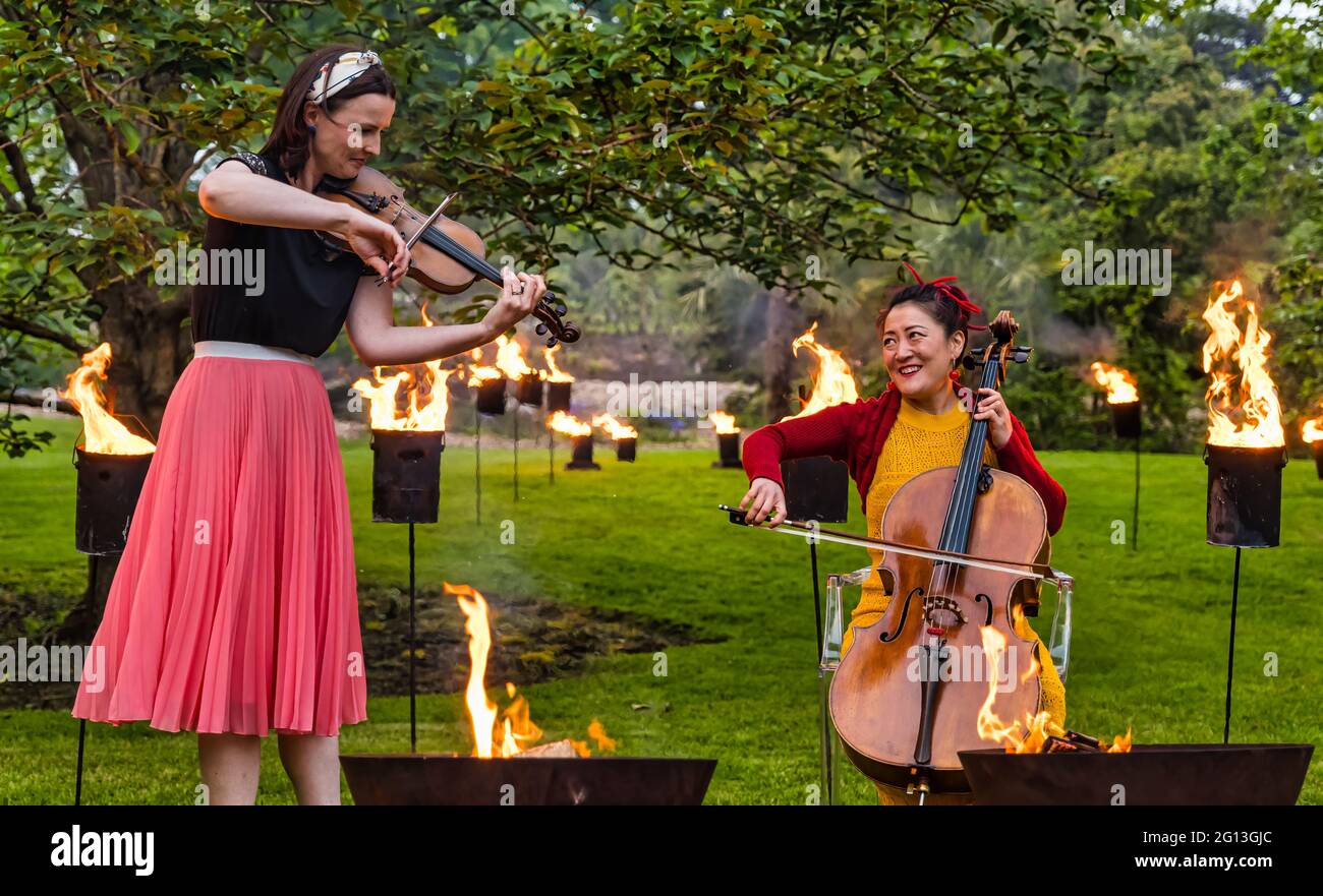 Jenna Reid auf der Geige mit Su-a Lee Cellistin beim Start des Edinburgh International Festival, Royal Botanic Garden, Schottland, Großbritannien Stockfoto
