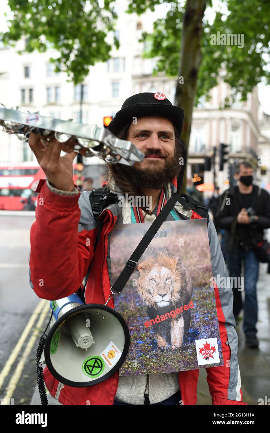 London, Großbritannien. 4. Juni 2021. Extinction Rebellion protestiert vor der kanadischen High Commission, um die G7 zu fordern, die Öl- und Gasexploration des Okavango-Deltas durch das kanadische Unternehmen ReconAfrica einzustellen. Quelle: Andrea Domeniconi/Alamy Live News Stockfoto