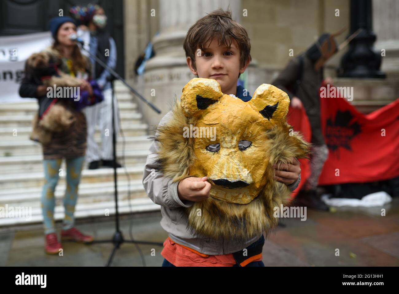 London, Großbritannien. 4. Juni 2021. Extinction Rebellion protestiert vor der kanadischen High Commission, um die G7 zu fordern, die Öl- und Gasexploration des Okavango-Deltas durch das kanadische Unternehmen ReconAfrica einzustellen. Quelle: Andrea Domeniconi/Alamy Live News Stockfoto