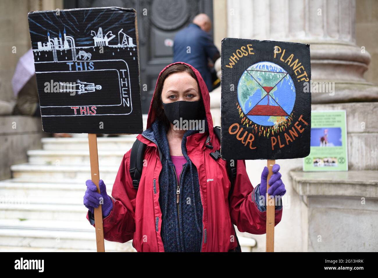 London, Großbritannien. 4. Juni 2021. Extinction Rebellion protestiert vor der kanadischen High Commission, um die G7 zu fordern, die Öl- und Gasexploration des Okavango-Deltas durch das kanadische Unternehmen ReconAfrica einzustellen. Quelle: Andrea Domeniconi/Alamy Live News Stockfoto