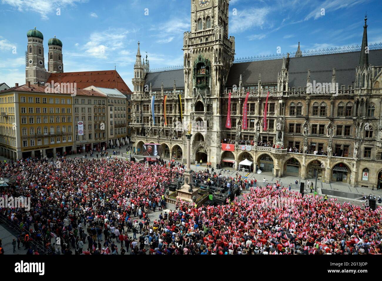 Der FC Bayern München und seine Fans feiern die Deutsche Fußballmeisterschaft und den Abschied von Toptrainer Jupp Heynckes am Marienplatz, München, 2018 Stockfoto