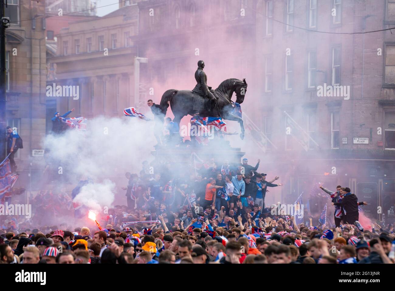 Szenen vom George Square in Glasgow nach dem Sieg der 55. Liga der Rangers mit der Bereitschaftspolizei, die versucht, die Fans in Schottland, Großbritannien, zu löschen Stockfoto