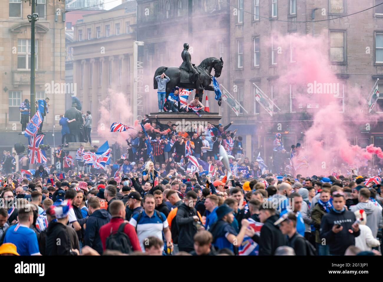 Szenen vom George Square in Glasgow nach dem Sieg der 55. Liga der Rangers mit der Bereitschaftspolizei, die versucht, die Fans in Schottland, Großbritannien, zu löschen Stockfoto